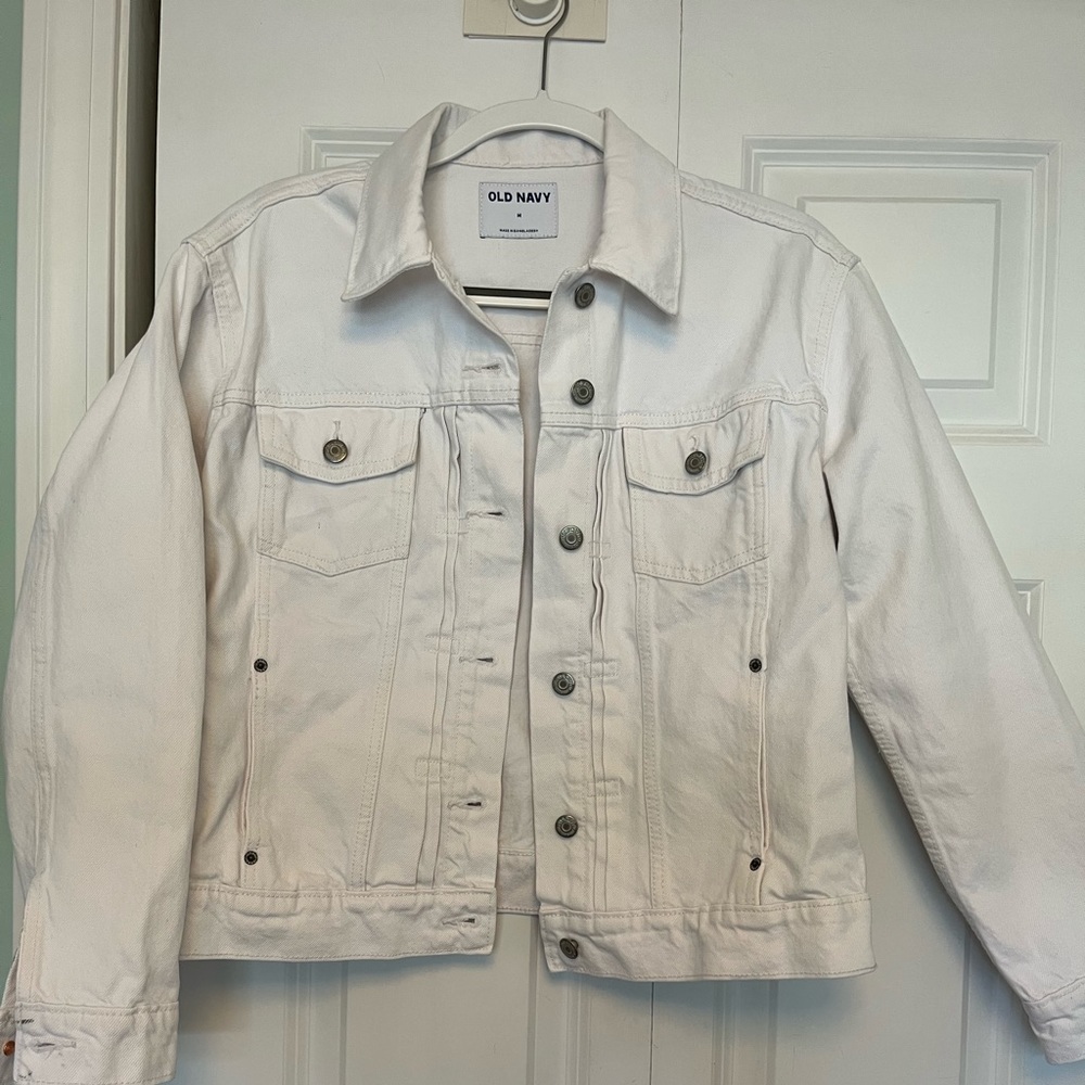 Old Navy White Denim Jacket Women’s Size Med. Brand new style. Only worn once.